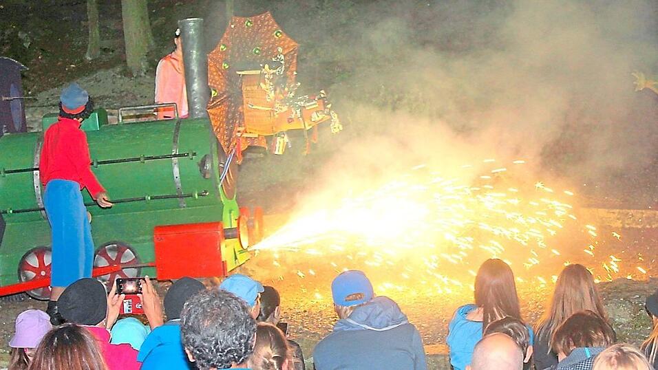 Die Lok Emma tritt als feuerspeiender Drache auf - so wird Frau Mahlzahn überlistet. Fotos: Die Lok Emma tritt als feuerspeiender Drache auf - so wird Frau Mahlzahn überlistet. Fotos: