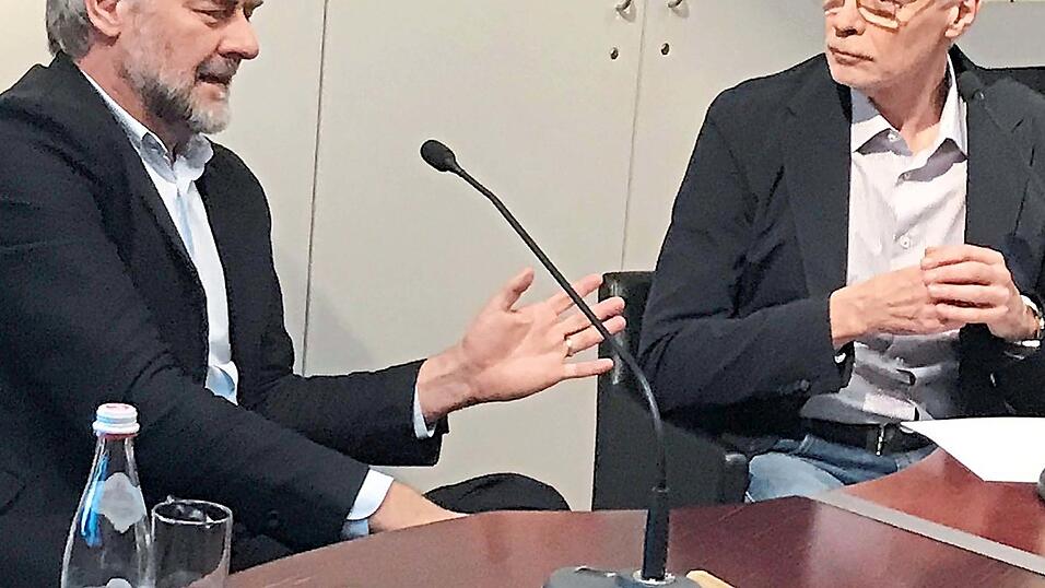 Schauspieler Marcus Mittermeier (links) im Gespr&auml;ch mit Moderator Manfred Sauerer.