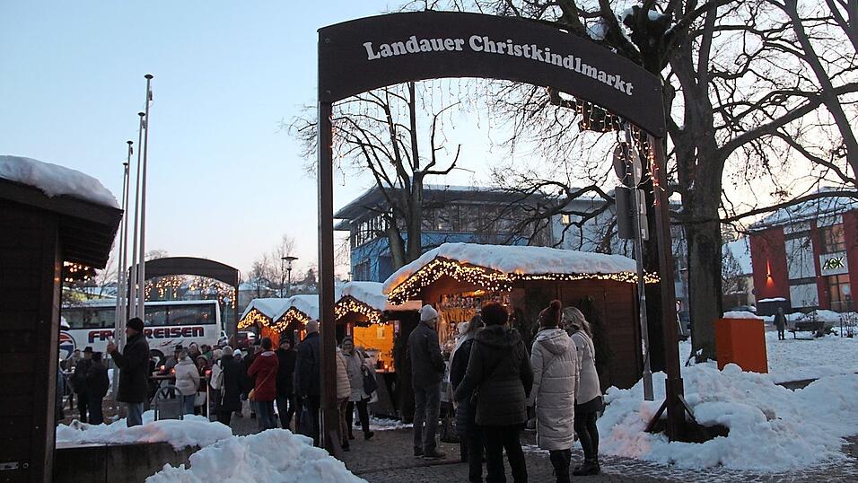 Im vergangenen Jahr musste der Bauhof den Christkindlmarkt erst von den Schneemassen, die wenige Tage vor Beginn Buden und Wege zugeschneit hatten, befreien.