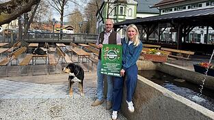 Brauereichefin Evi Kolbeck und Christian Fischl, operativer Betriebsleiter, im neugestalteten Biergarten, der - bei passenden Temperaturen - demn&auml;chst &ouml;ffnen wird.