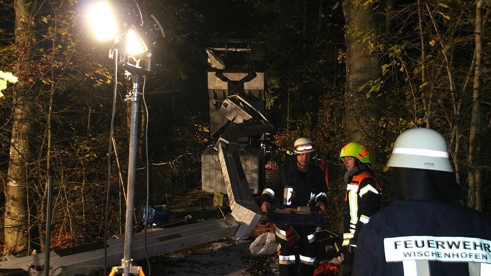 Bei einem Unfall bei Waldarbeiten sind am Samstag zwei Männer schwer verletzt worden. Bei einem Unfall bei Waldarbeiten sind am Samstag zwei Männer schwer verletzt worden.