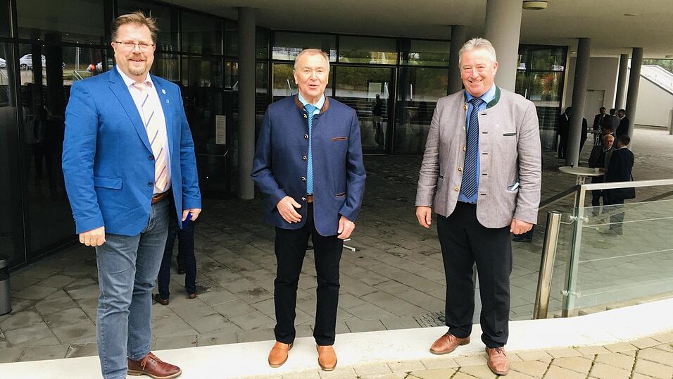 Arnbrucks Altbürgermeister Hermann Brandl (Mitte) mit den beiden Bürgermeistern von Bodenmais Joli Haller (li.) und Walter Nirschl aus Bischofsmais (re.) Arnbrucks Altbürgermeister Hermann Brandl (Mitte) mit den beiden Bürgermeistern von Bodenmais Joli Haller (li.) und Walter Nirschl aus Bischofsmais (re.)