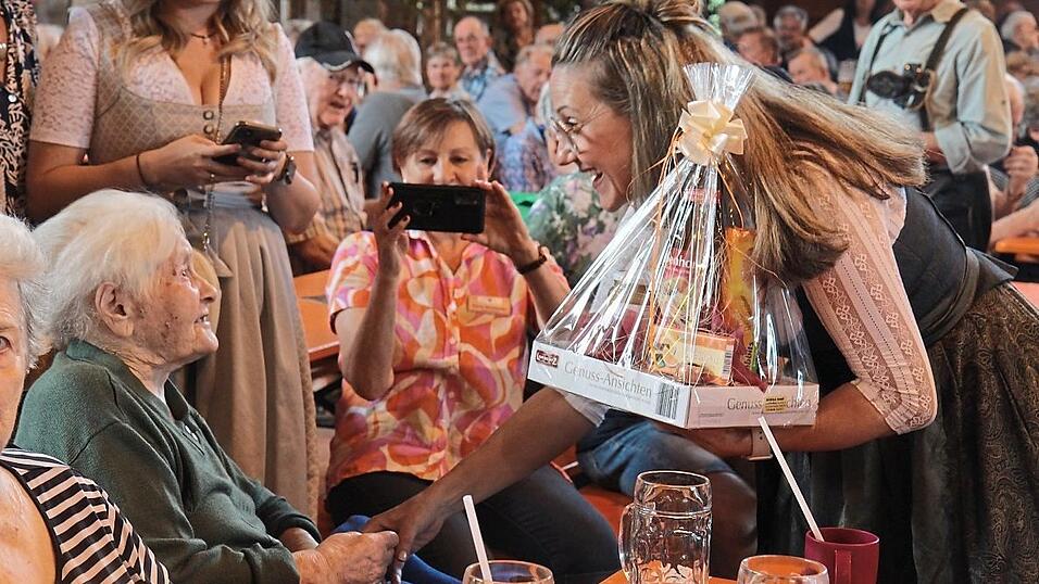 Als älteste Anwesende bekam die 99-jährige Anna Niedermayer einen Präsentkorb von Bürgermeisterin Sibylle Entwistle und Zweitem Bürgermeister Rudolf Lehner. Als älteste Anwesende bekam die 99-jährige Anna Niedermayer einen Präsentkorb von Bürgermeisterin Sibylle Entwistle und Zweitem Bürgermeister Rudolf Lehner.