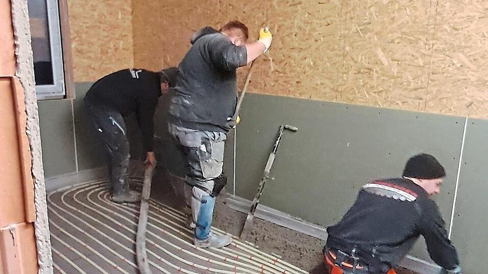 Die Estrichverlegung wurde am Montag abgeschlossen.