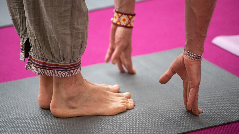 Statt auf dem Boden macht der Mann seine &Uuml;bung in schwindelerregender H&ouml;he. (Symbolbild)