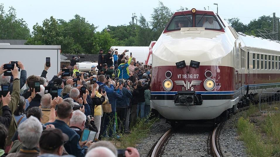 Willkommensfest für einen Zug-Oldtimer: Zahlreiche Schaulustige haben in Radebeul den historischen Schnellzug in Empfang genommen. Willkommensfest für einen Zug-Oldtimer: Zahlreiche Schaulustige haben in Radebeul den historischen Schnellzug in Empfang genommen.
