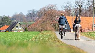 Mit ihrem Pferd ist eine 14-J&auml;hrige am Dienstag vergangener Woche in Satzdorf spazieren gegangen, als ein Unbekannter ihr nachl&auml;uft. Sie sucht nun Zeugen.