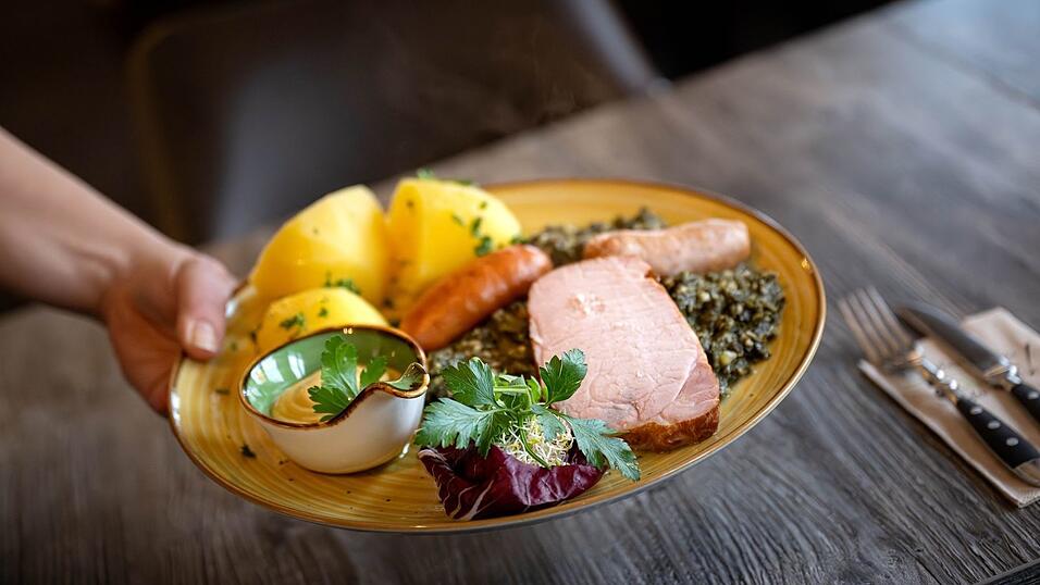 Die Gastronomie sieht sich von der Mindestlohnerhöhung besonders betroffen. (Archivbild)