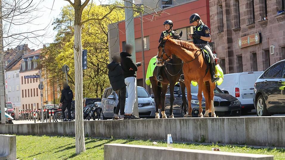 Die berittenen Polizistinnen kontrollieren w&auml;hrend ihrer Streife Leute in dem Brennpunktviertel s&uuml;dlich des Hauptbahnhofs, die ihnen verd&auml;chtig erscheinen.