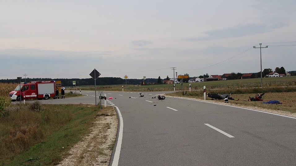 Eine 50-jährige Rollerfahrerin ist am Freitag bei diesem Unfall im Gemeindebereich Hemau (Kreis Regensburg) ums Leben gekommen. Eine 50-jährige Rollerfahrerin ist am Freitag bei diesem Unfall im Gemeindebereich Hemau (Kreis Regensburg) ums Leben gekommen.