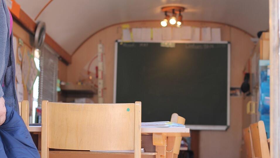 Vier Schüler hat die Circus Krone Schule derzeit. Von 8 bis 12 Uhr wird in dem kleinen Wagen täglich gepaukt. Vier Schüler hat die Circus Krone Schule derzeit. Von 8 bis 12 Uhr wird in dem kleinen Wagen täglich gepaukt.