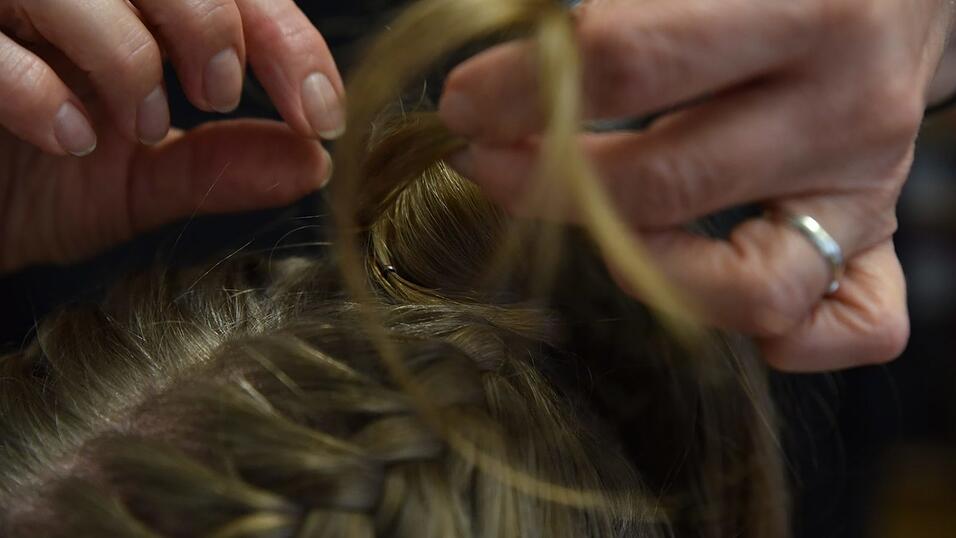 Diesen Zopf zum Pferdeschwanz hinzufügen. Tipp vom Profi: Mit einer Haarsträhne lässt sich der Gummi wunderbar verstecken. Diesen Zopf zum Pferdeschwanz hinzufügen. Tipp vom Profi: Mit einer Haarsträhne lässt sich der Gummi wunderbar verstecken.
