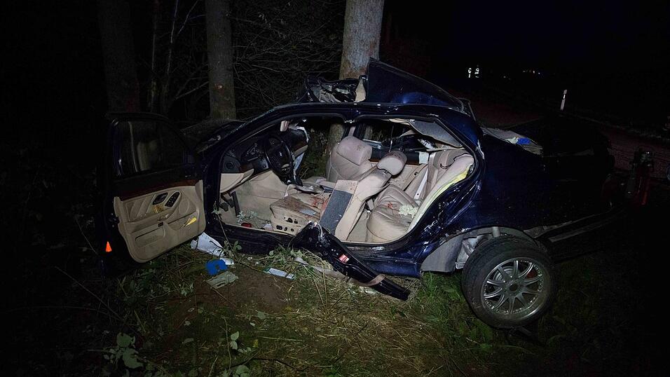 Bilder vom Unfallort. Foto: FD Bilder vom Unfallort. Foto: FD