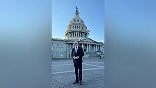 Albert Füracker steht vor dem US-Kapitol in Washington, Sitz des Senats und des Repräsentantenhauses.