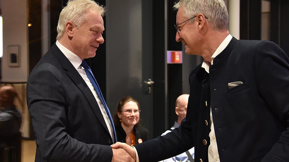 Straubings Oberbürgermeister Markus Pannermayr (CSU, rechts) gratuliert Alois Rainer zum erneuten Einzug in den Bundestag.