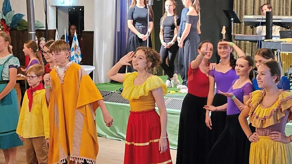 Sänger, Tänzer und Musiker bei der Musicaldarbietung