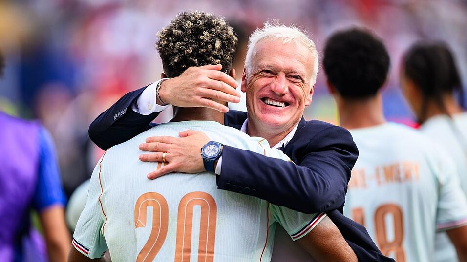 Deschamps herzt Désiré Doué nach dem Halbfinal-Einzug. (Archivbild) Deschamps herzt Désiré Doué nach dem Halbfinal-Einzug. (Archivbild)