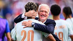 Deschamps herzt Désiré Doué nach dem Halbfinal-Einzug. (Archivbild) Deschamps herzt Désiré Doué nach dem Halbfinal-Einzug. (Archivbild)