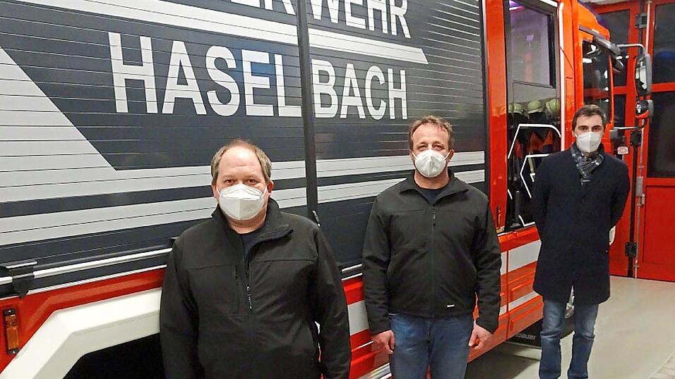 Zweiter Kommandant Richard Hartl, Kommandant Andreas Fischer und B&uuml;rgermeister Simon Haas (von links).