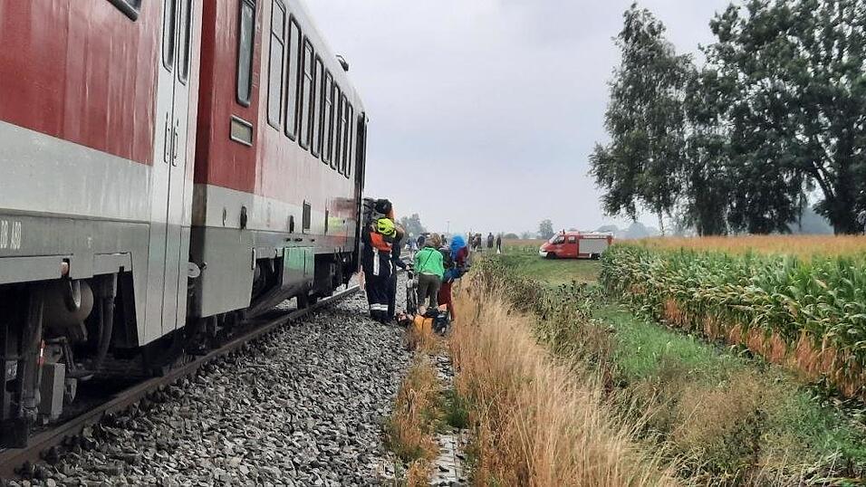 An einem unbeschrankten Bahn&uuml;bergang bei Pocking ist am Samstagmittag eine Autofahrerin von einem Zug der Rottalbahn erfasst worden.