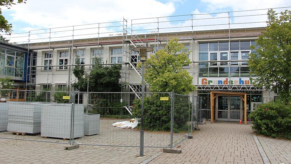 F&uuml;r die Dachsanierung der Grundschule fallen die Kosten etwas h&ouml;her aus als erwartet.