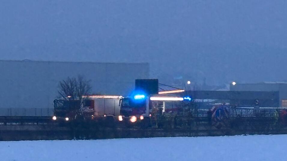 Zwei Personen sind laut Polizei vorläufig festgenommen worden. Zwei Personen sind laut Polizei vorläufig festgenommen worden.