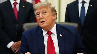 US-Präsident Trump rückt wieder von seiner Gebührenidee in der Straße von Hormus ab. US-Präsident Trump rückt wieder von seiner Gebührenidee in der Straße von Hormus ab.