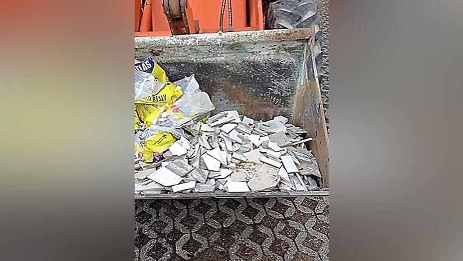 Kaputte Fliesen: Der Kollnburger Bauhof musste Bauschutt in der N&auml;he des Feuerwehrhauses entfernen.