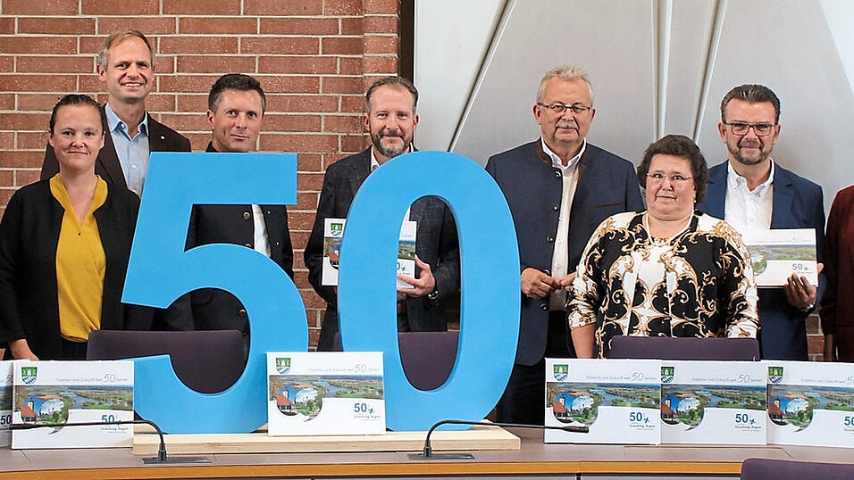 Au&szlig;er dem Landrat und den Vertretern des Wikom-Media Verlags Herbert Scheubner (l.), Jochen M&uuml;ller (3. v. r.) und Peter Schneider (5. v. l.) waren auch Repr&auml;sentaten einiger Firmen dabei.