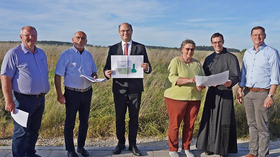 Der bayerische Finanz- und Heimatminister Albert Füracker (Bildmitte) wurde von (von links) Klimaschutzmanager Franz Hien, Vorstand Fritz Wallner vom Kommunalunternehmen, zweiter Bürgermeisterin Maria Feigl, Pfarrer Bernhard Pastötter und Geschäftsleiter Manuel Kammermeier umfassend über die Wärmeversorgung des neuen Baugebietes über 'Kalte Nahwärme' informiert, die in der Oberpfalz bisher noch nicht genutzt ist. Der bayerische Finanz- und Heimatminister Albert Füracker (Bildmitte) wurde von (von links) Klimaschutzmanager Franz Hien, Vorstand Fritz Wallner vom Kommunalunternehmen, zweiter Bürgermeisterin Maria Feigl, Pfarrer Bernhard Pastötter und Geschäftsleiter Manuel Kammermeier umfassend über die Wärmeversorgung des neuen Baugebietes über 'Kalte Nahwärme' informiert, die in der Oberpfalz bisher noch nicht genutzt ist.