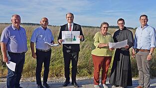 Der bayerische Finanz- und Heimatminister Albert Füracker (Bildmitte) wurde von (von links) Klimaschutzmanager Franz Hien, Vorstand Fritz Wallner vom Kommunalunternehmen, zweiter Bürgermeisterin Maria Feigl, Pfarrer Bernhard Pastötter und Geschäftsleiter Manuel Kammermeier umfassend über die Wärmeversorgung des neuen Baugebietes über 'Kalte Nahwärme' informiert, die in der Oberpfalz bisher noch nicht genutzt ist. Der bayerische Finanz- und Heimatminister Albert Füracker (Bildmitte) wurde von (von links) Klimaschutzmanager Franz Hien, Vorstand Fritz Wallner vom Kommunalunternehmen, zweiter Bürgermeisterin Maria Feigl, Pfarrer Bernhard Pastötter und Geschäftsleiter Manuel Kammermeier umfassend über die Wärmeversorgung des neuen Baugebietes über 'Kalte Nahwärme' informiert, die in der Oberpfalz bisher noch nicht genutzt ist.