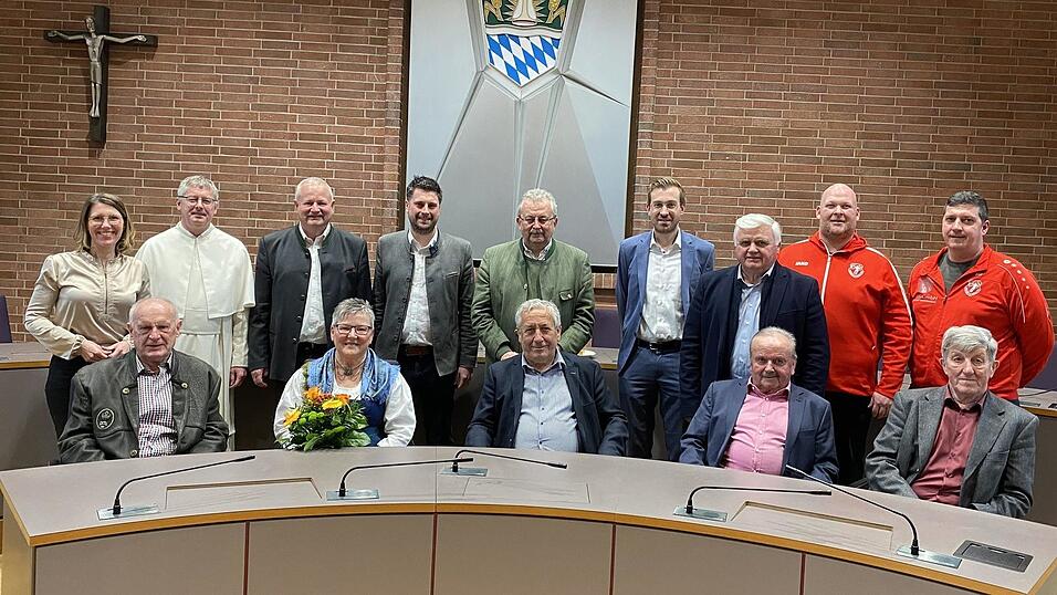 Die Geehrten Franz Kunst, Ingrid Stieglbauer, Josef Stadler, Erwin Kammerl und Josef Ehrl (sitzend von links) gemeinsam mit Landrat Josef Laumer und den G&auml;sten im Gro&szlig;en Sitzungssaal des Landratsamtes.