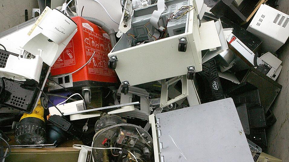 Elektroschrott, Fiberglas, Gummi, Metall und vieles mehr sollen illegal von Bayern nach Tschechien gebracht worden sein. (Symbolbild) Elektroschrott, Fiberglas, Gummi, Metall und vieles mehr sollen illegal von Bayern nach Tschechien gebracht worden sein. (Symbolbild)