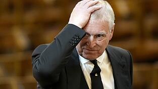 Prinz Andrew legt im Zuge des Epstein-Skandals Titel und Ehrungen ab. (Archivbild)
