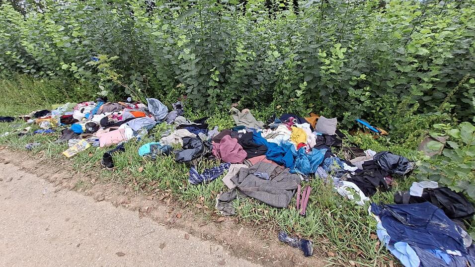 Unbekannte haben einen Altkleidercontainer aufgebrochen und den Inhalt in der Umwelt verstreut.