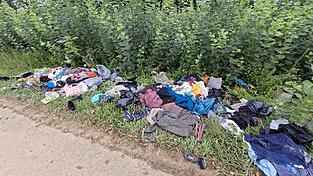 Unbekannte haben einen Altkleidercontainer aufgebrochen und den Inhalt in der Umwelt verstreut.