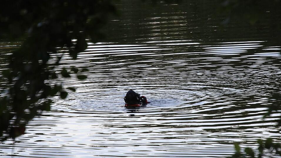 Taucher und Rettungsboote der DLRG Regensburg am Dienstagabend im Schwetzendorfer Weiher. Dort wurde die Leiche eines 55-jährigen Mannes geborgen. Taucher und Rettungsboote der DLRG Regensburg am Dienstagabend im Schwetzendorfer Weiher. Dort wurde die Leiche eines 55-jährigen Mannes geborgen.
