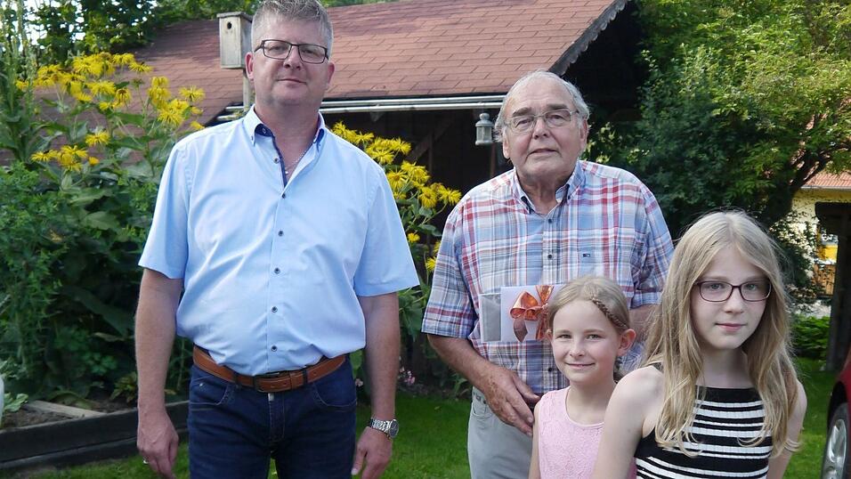 Bürgermeister Heinz Niedermayer gratulierte Rolf Titz zum 75. Geburtstag, mit im Bild die beiden Enkeltöchter. Bürgermeister Heinz Niedermayer gratulierte Rolf Titz zum 75. Geburtstag, mit im Bild die beiden Enkeltöchter.