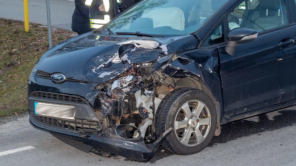 Die beiden Autofahrer wurden glücklicherweise nur leicht verletzt.