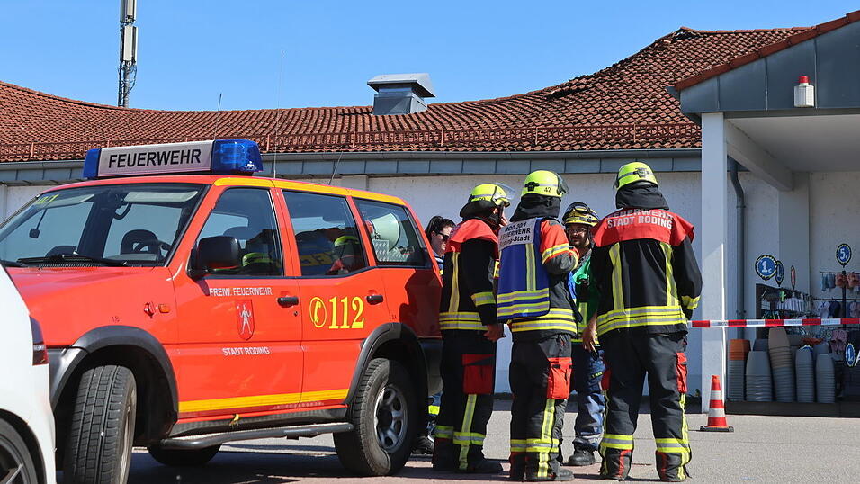 Auf einer Länge von gut 20 Metern hat das Dach des Tedi-Marktes in der Schulstraße nachgegeben und ist eingeszürzt. Elf Personen befanden sich zu diesem Zeitpunkt im Gebäude, wobei eine davon leicht verletzt wurde. Auf einer Länge von gut 20 Metern hat das Dach des Tedi-Marktes in der Schulstraße nachgegeben und ist eingeszürzt. Elf Personen befanden sich zu diesem Zeitpunkt im Gebäude, wobei eine davon leicht verletzt wurde.