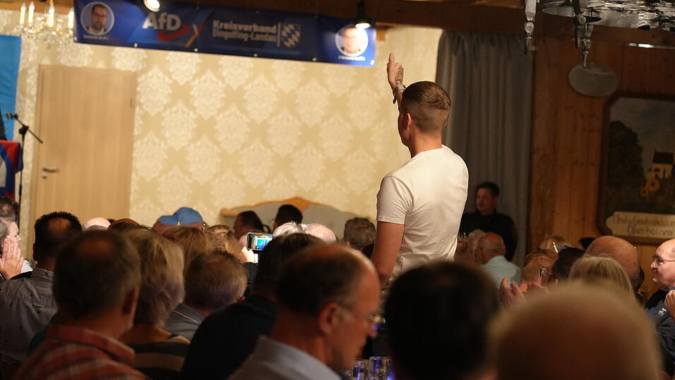 Ein Blick auf die Besucher zeigt: Die AfD ist hier mehr Bewegung, als nur Partei. Ein Blick auf die Besucher zeigt: Die AfD ist hier mehr Bewegung, als nur Partei.