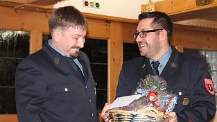 Alfred Silberbauer (l.) bekommt einen Pr&auml;sentkorb von seinem Nachfolger als stellvertretender Kommandant.