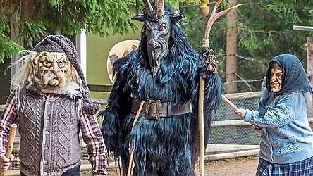 Der Alte und das greise Weib machten der Hobagoa&szlig; Beine, damit sie auch ihr Versprechen h&auml;lt und den Winter vertreibt.