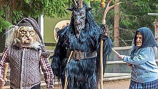 Der Alte und das greise Weib machten der Hobagoa&szlig; Beine, damit sie auch ihr Versprechen h&auml;lt und den Winter vertreibt.