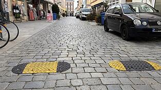 Die Fahrbahnschwellen sollen Raser in der Fraunhoferstraße einbremsen. Die Fahrbahnschwellen sollen Raser in der Fraunhoferstraße einbremsen.