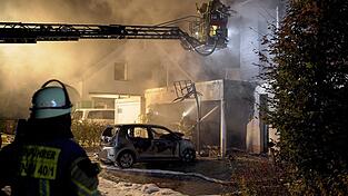 Die Feuerwehr konnte den Brand löschen, der vom Carport auf das Wohnhaus übergesprungen war. Die Feuerwehr konnte den Brand löschen, der vom Carport auf das Wohnhaus übergesprungen war.