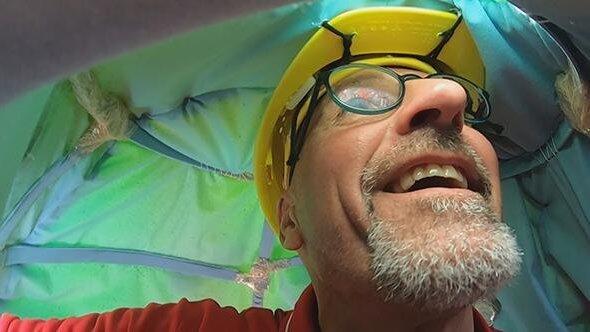 Achim Weniger a.k.a. 'Siggi H&ouml;cht' im Inneren des Maskottchen-Kost&uuml;ms.