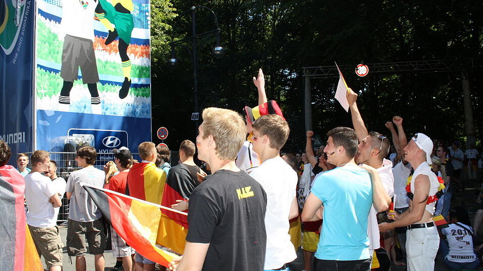 Christian Fertl war am Sonntag auf der Fanmeile in Berlin und erlebte dort das Achtelfinale gegen England auf Gro&szlig;leinwand.