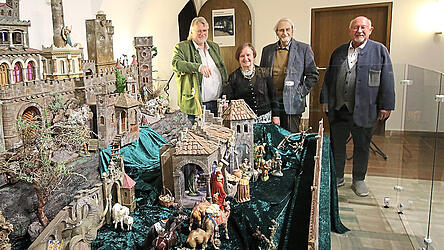 Dr. Günther Moosbauer, Leiter des Gäubodenmuseums, Theresa und Guido Scharrer und Bürgermeister Werner Schäfer (v.l.) bei der Eröffnung des Weihnachtsfoyers im Gäubodenmuseums.