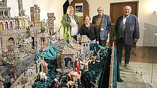 Dr. Günther Moosbauer, Leiter des Gäubodenmuseums, Theresa und Guido Scharrer und Bürgermeister Werner Schäfer (v.l.) bei der Eröffnung des Weihnachtsfoyers im Gäubodenmuseums.